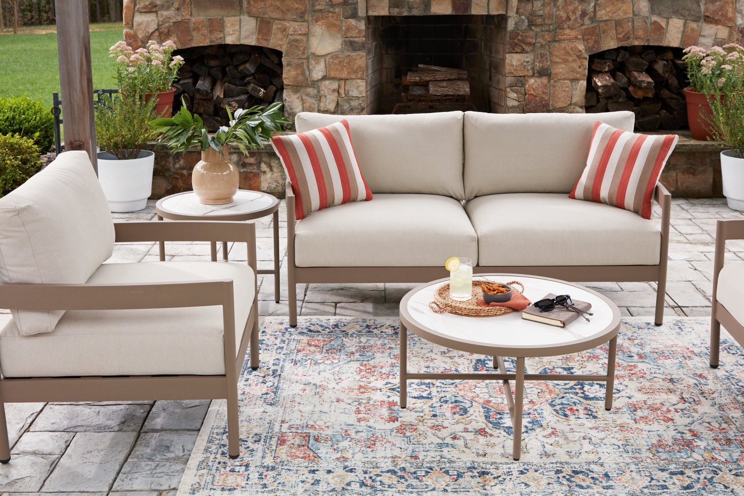 AshleyBluff Trail Outdoor Love/Chairs/Tables Set (Set of 5)