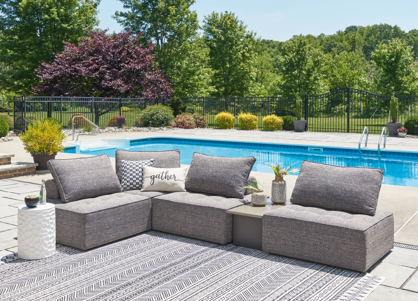 AshleyBree Zee 5 - Piece Outdoor Sectional