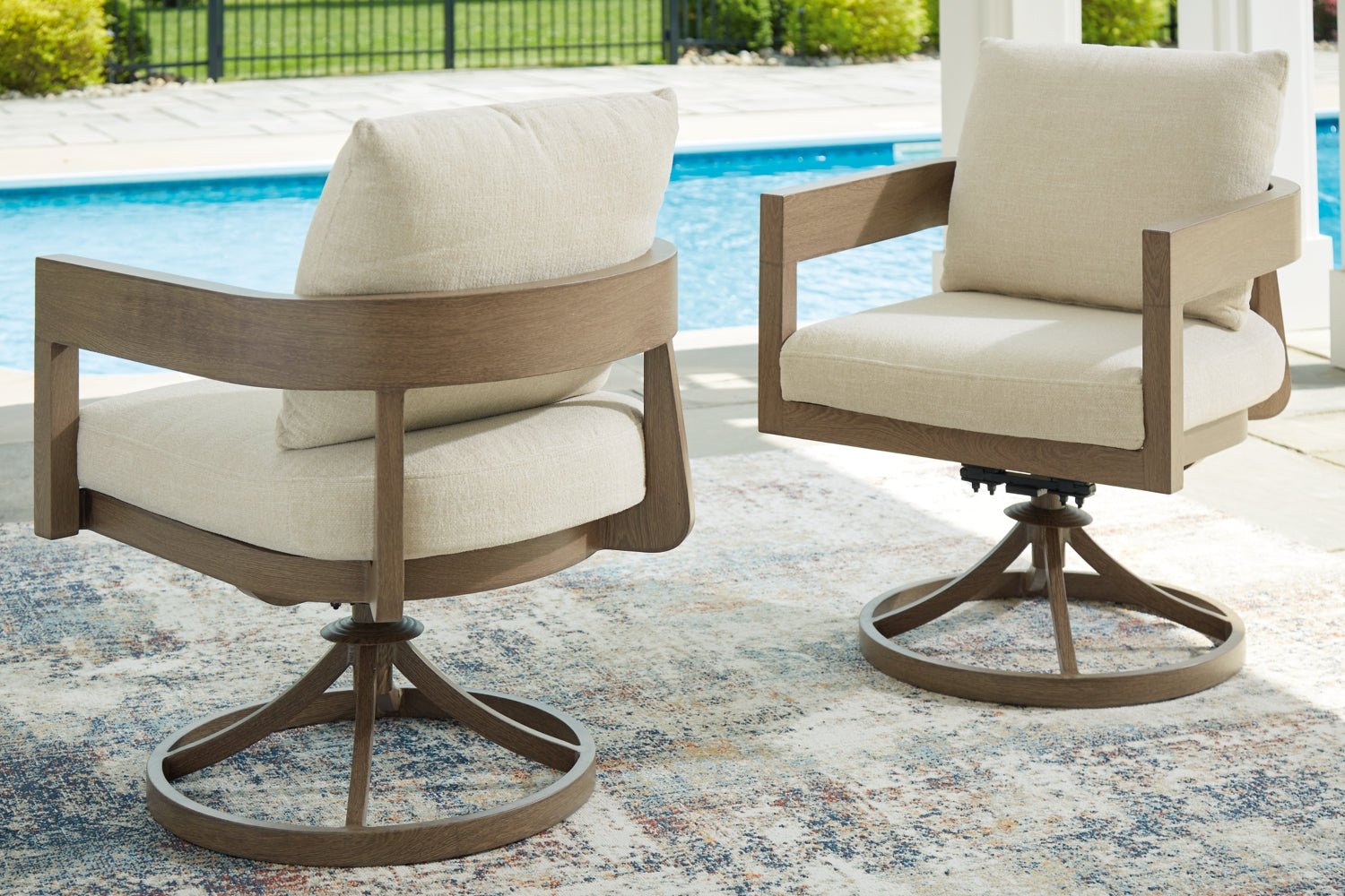 AshleySerene Bay Outdoor Dining Set