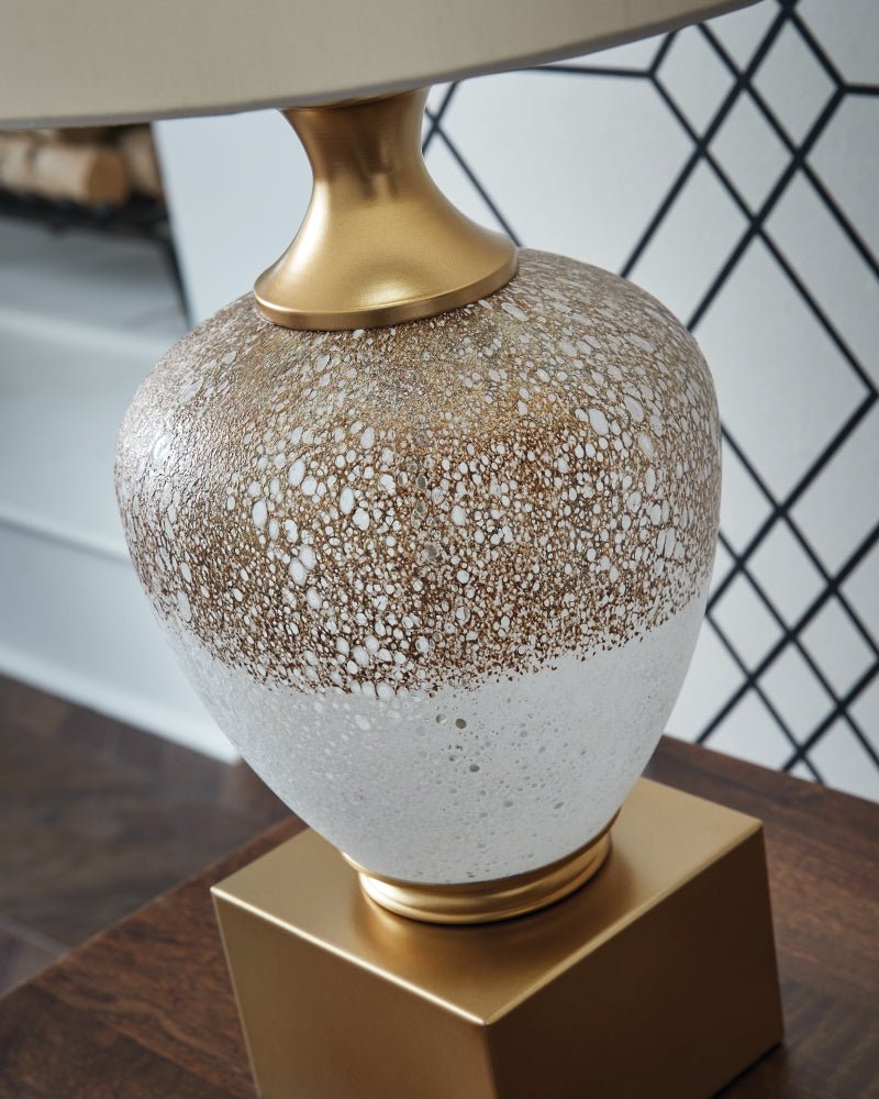AshleyTavisburg Table Lamps