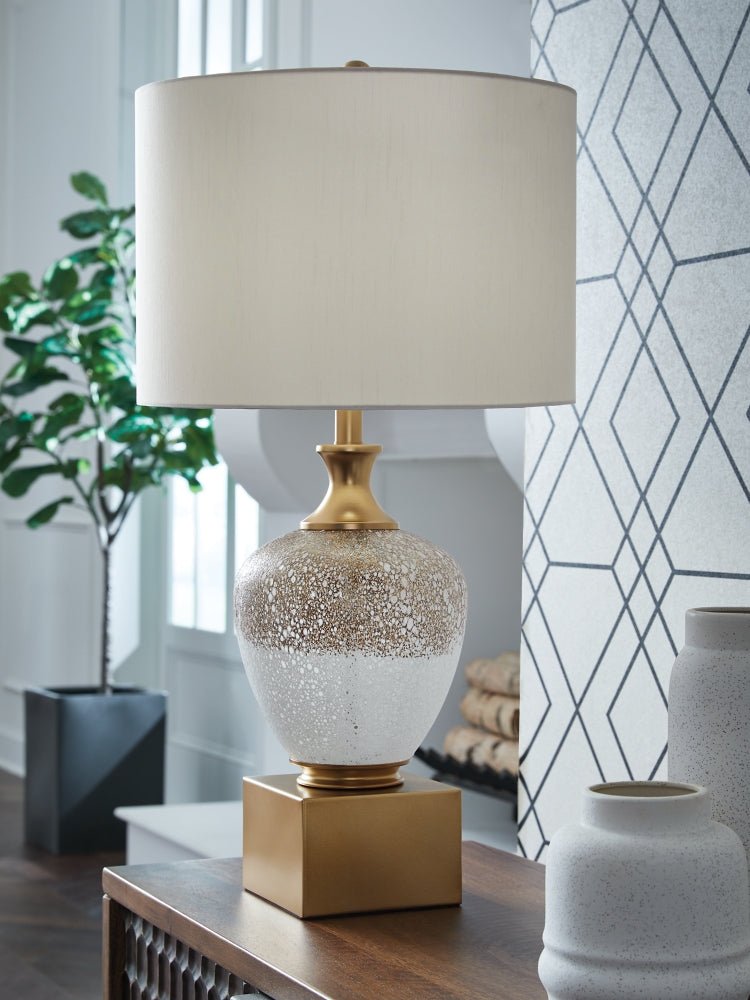 AshleyTavisburg Table Lamps