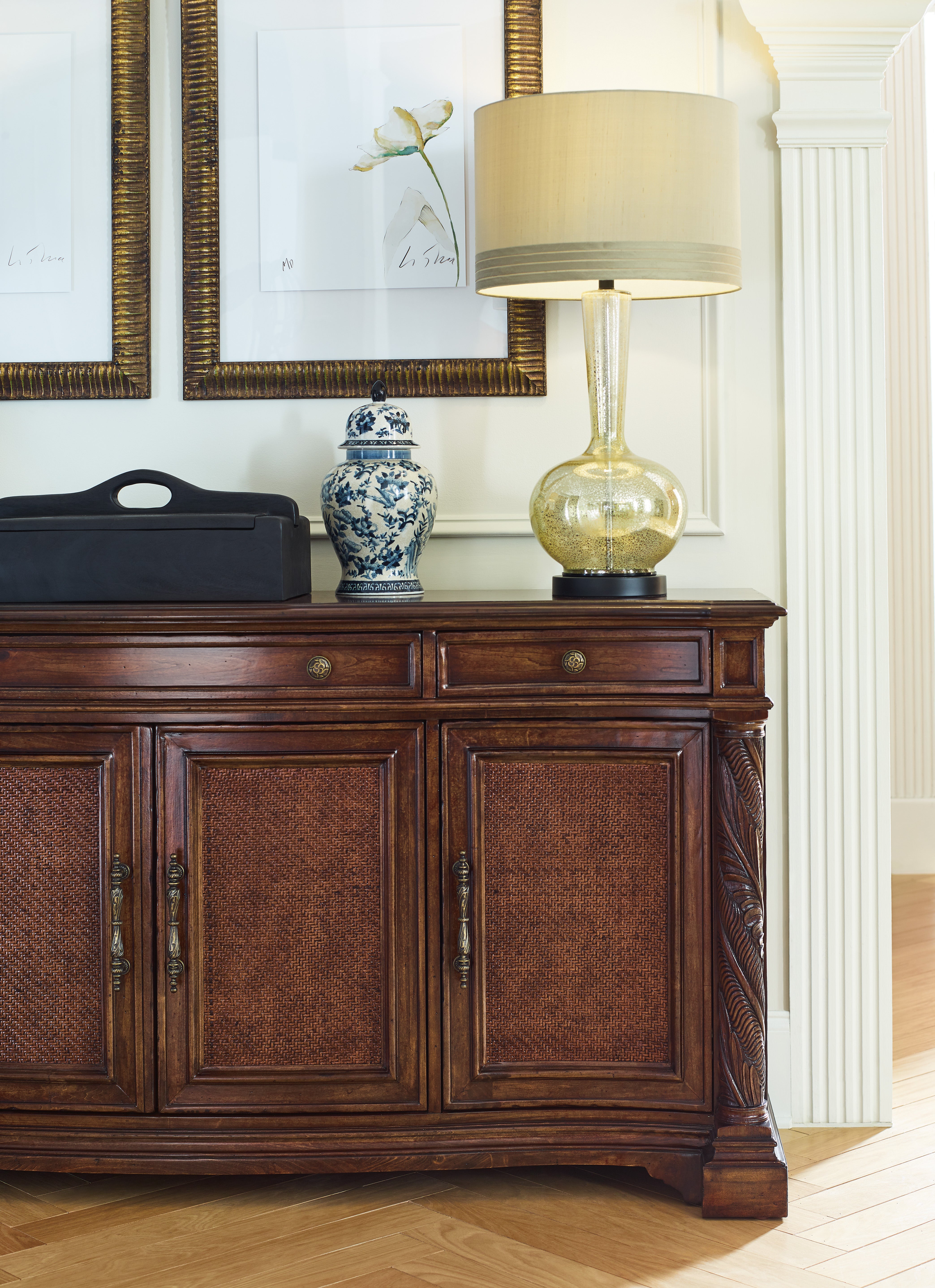 查尔斯顿四门三抽屉餐边柜