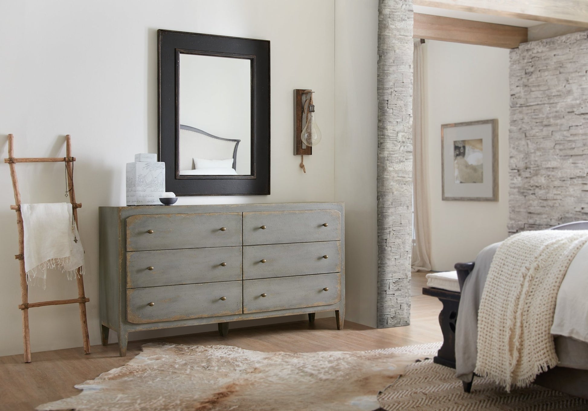 HookerCiao Bella Six - Drawer Dresser - Speckled Gray