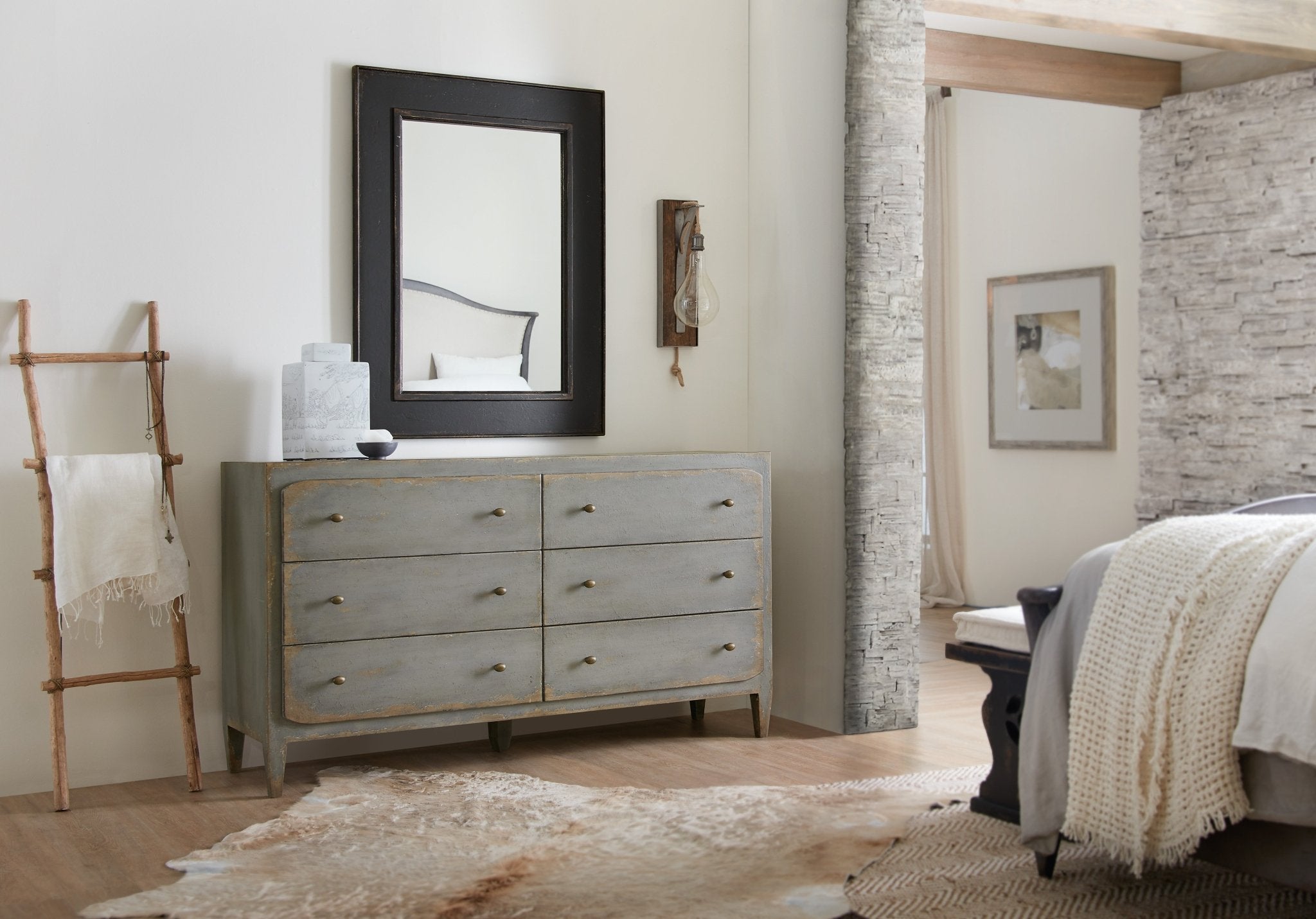 HookerCiao Bella Six - Drawer Dresser - Speckled Gray