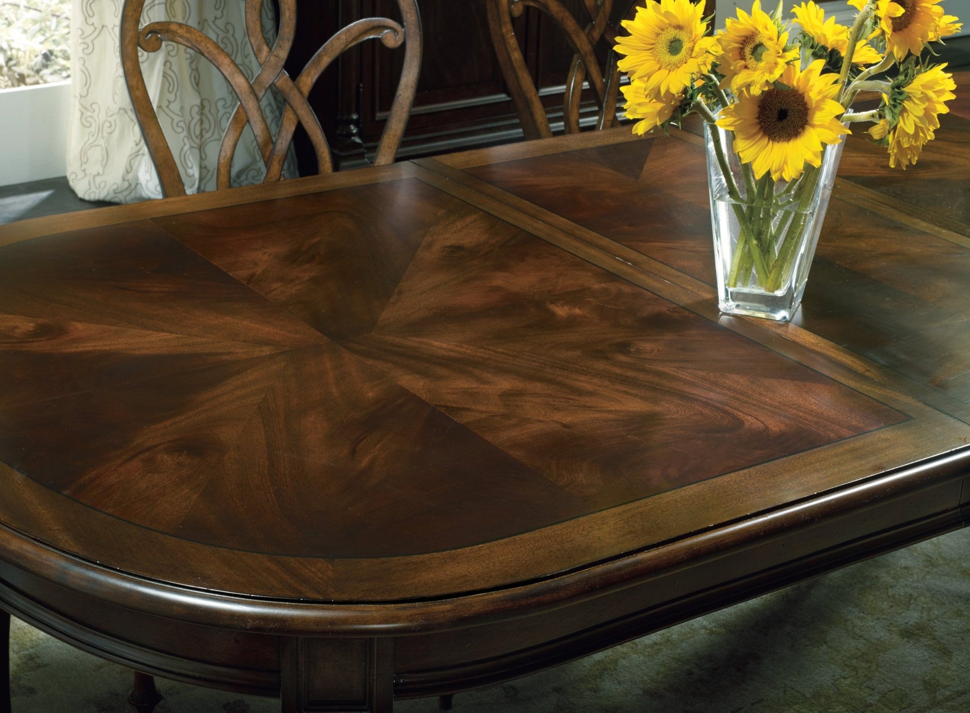 HookerLeesburg Leg Table with Two 18'' Leaves