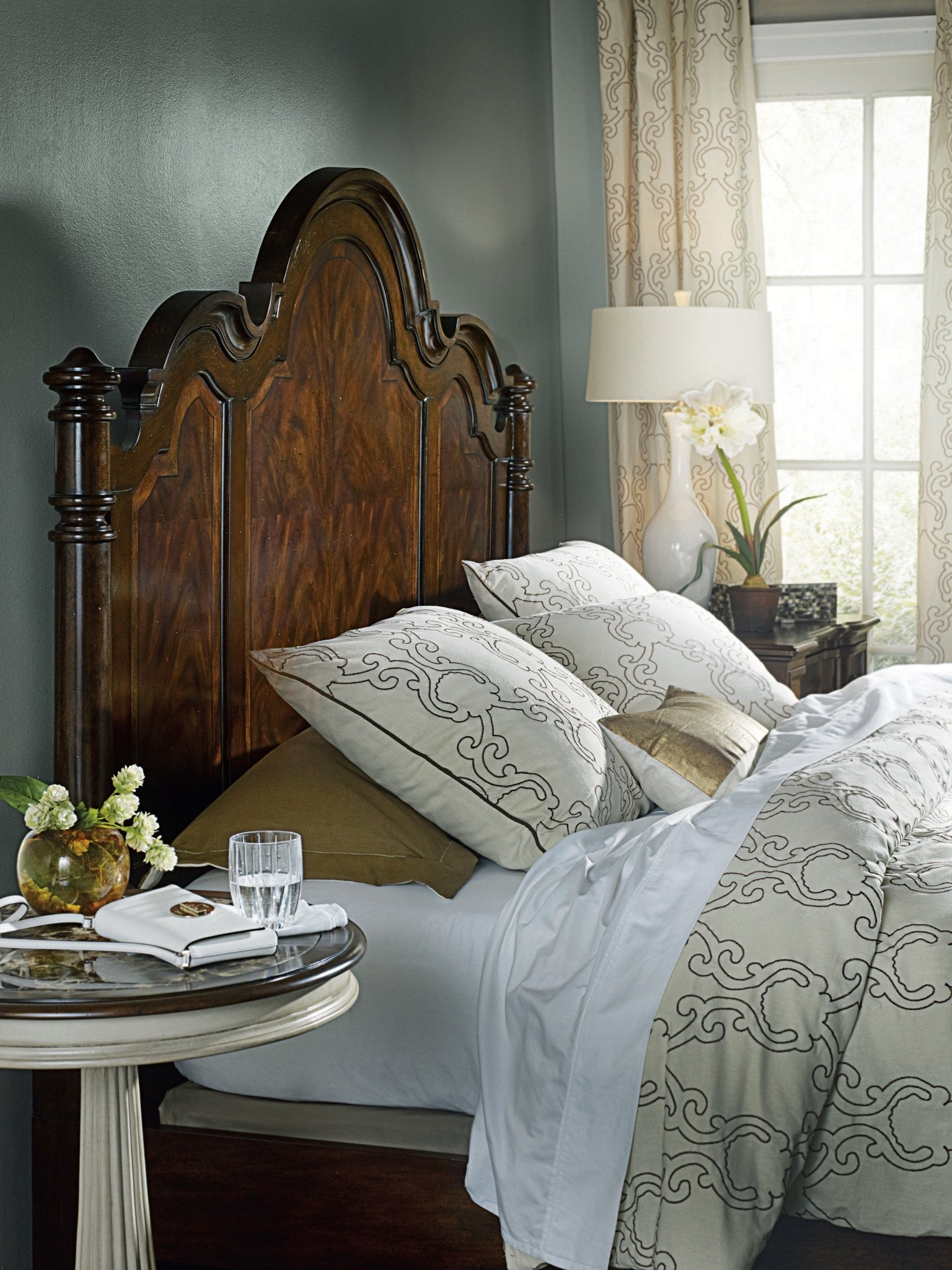 HookerLeesburg Queen Poster Bed