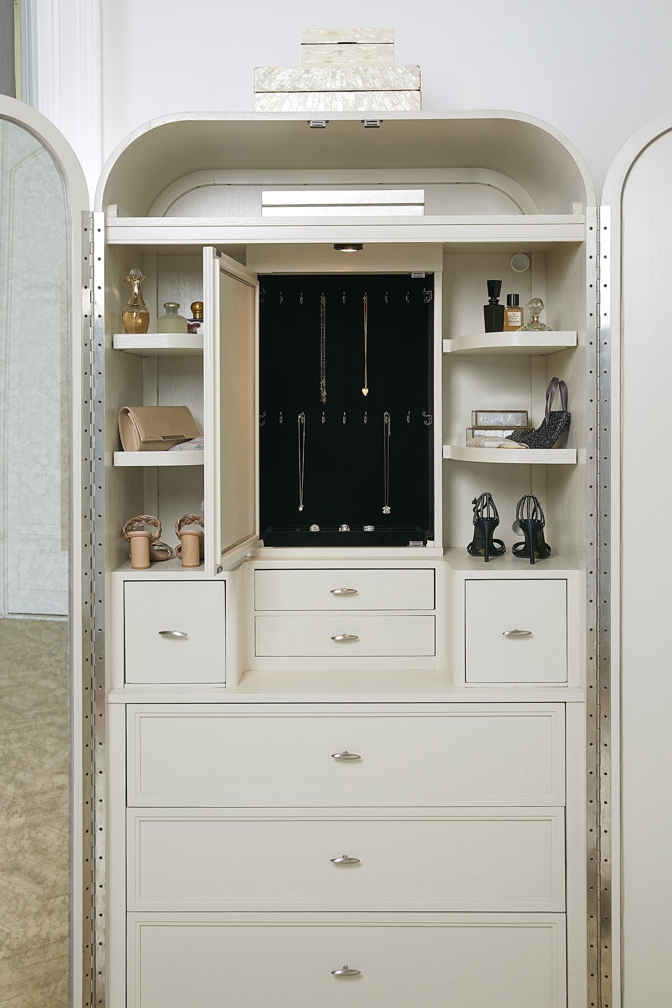 HookerNouveau Chic Wardrobe