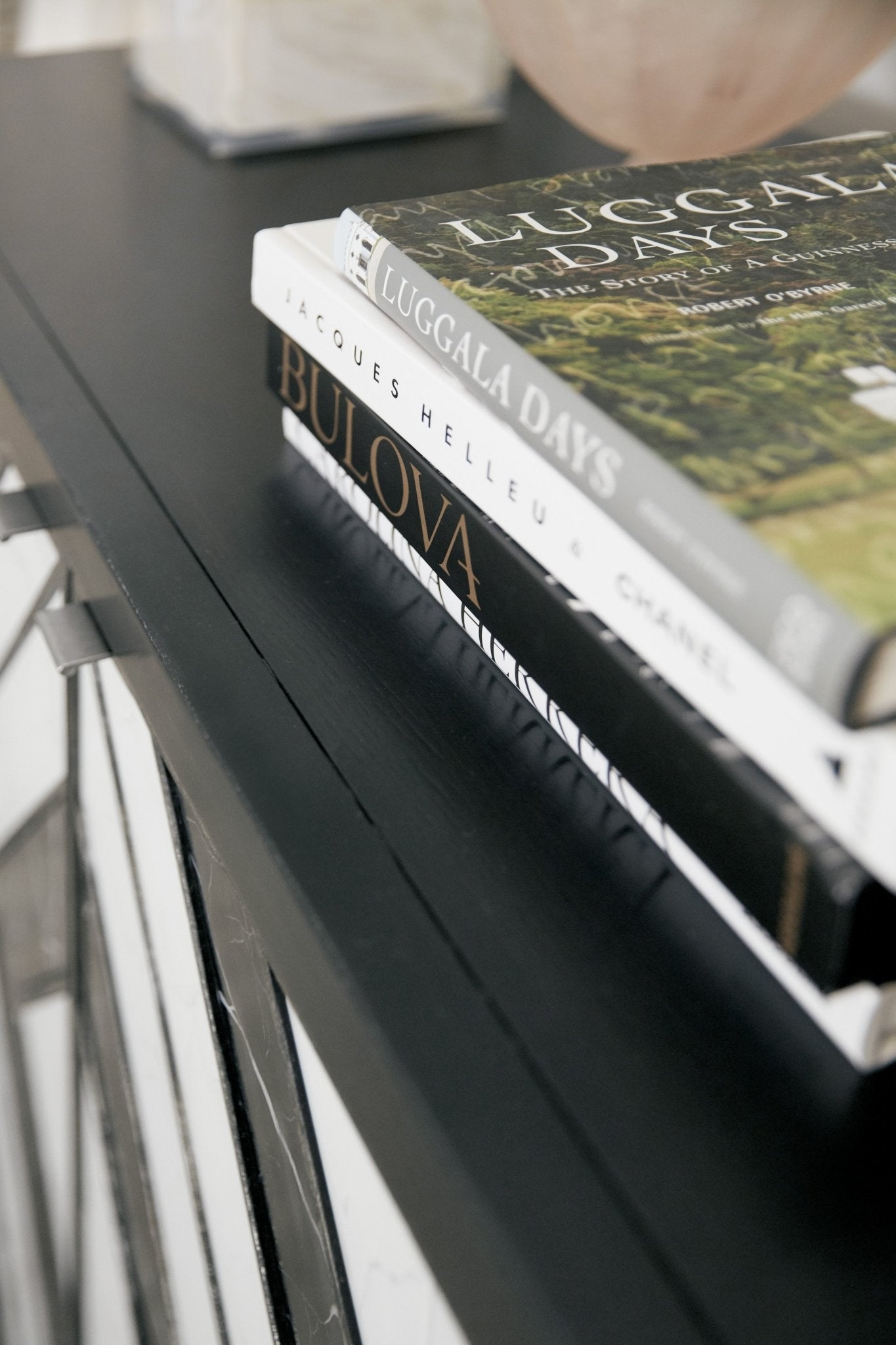 HookerSanctuary Noir Et Blanc Entertainment Console