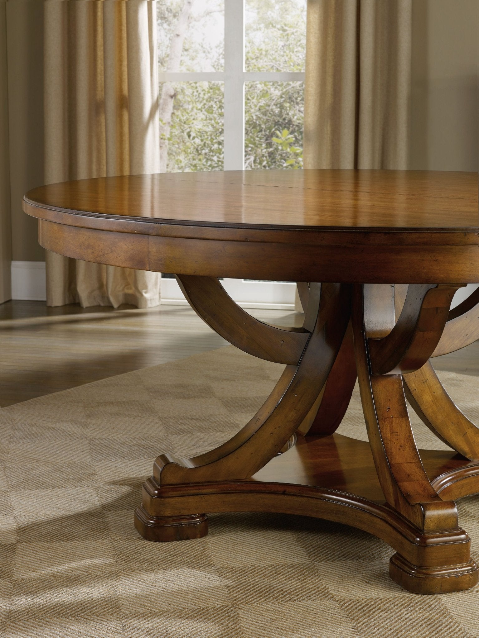 HookerTynecastle Round Pedestal Dining Table with One 18'' Leaf