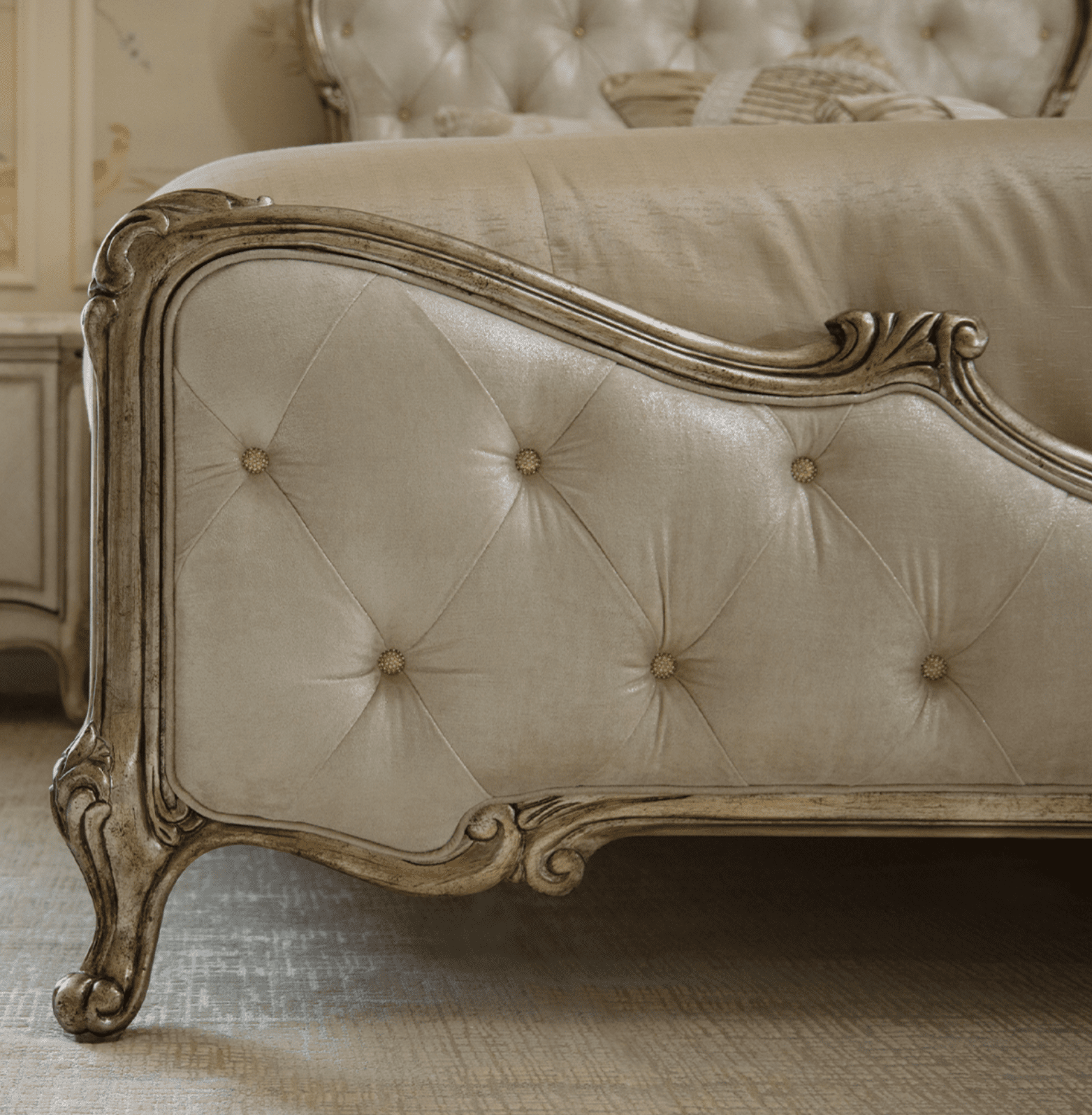 Michael Aminiplatine de royale Antique Platinum Cal King Panel Bed